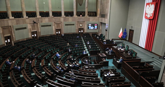 Koalicja Obywatelska domaga się większej liczby posłów biorących udział w obradach Sejmu na sali plenarnej. Jak argumentuje największy klub opozycyjny, rząd łagodzi obostrzenia, a marszałek Sejmu nadal każe posłom pracować zdalnie. "Więcej wiernych może brać udział we mszy niż posłów w obradach Sejmu " - pismo między innymi z takim zdaniem trafiło już do Elżbiety Witek. 