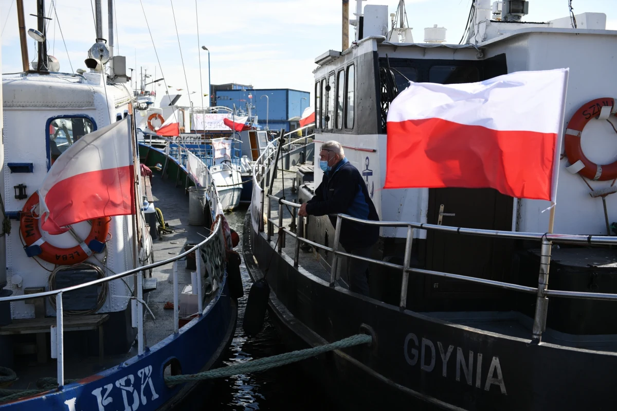 Członkowie sztabu kryzysowego armatorów rybołówstwa rekreacyjnego wezwali rząd do rozmów na temat ich postulatów. Ich protest to ciąg dalszy trwającego od kilku miesięcy sporu z rządem dotyczącego rekompensat za unijny zakaz połowu dorsza na Bałtyku. Protestujący nieoficjalne przyznają, że w środę może dojść do zablokowania strategicznych portów, jak Port Północny, Baza Kontenerowa, wejście do Gdańska i Gdyni, możliwe jest także blokowanie promów oraz bazy paliw płynnych LNG w Świnoujściu.