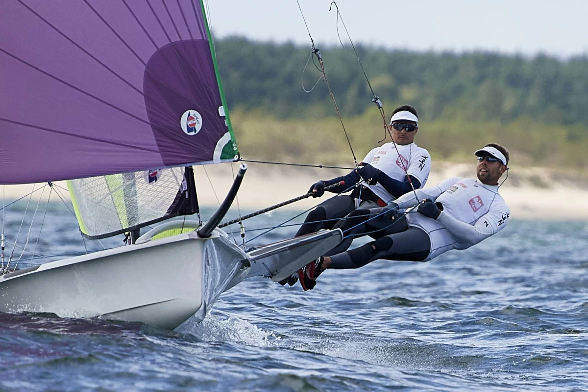 "Czuję się swobodny, wolny, gdy jestem na plaży nad wodą. W żeglarstwie potrzebuję emocji. Brałem udziałem w wielu pełnomorskich regatach. Chciałbym kiedyś do tego wrócić" - mówi w RMF FM dwukrotny olimpijczyk Paweł Kołodziński. To żeglarz specjalizujący się w klasie 49er. Od 10 lat tworzy zgrany duet z Łukaszem Przybytkiem. Nam opowiedział o swojej pasji do żeglarstwa, która towarzyszy mu od wielu lat. 