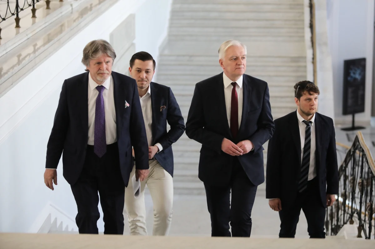 Porozumienie stoi na stanowisku, że również ze względów organizacyjnych, wybory w terminie aktualnie ogłoszonym, nie są możliwe do przeprowadzenia w trybie korespondencyjnym - powiedział poseł Andrzej Sośnierz po spotkaniu posłów Porozumienia z prezydentem Andrzejem Dudą.