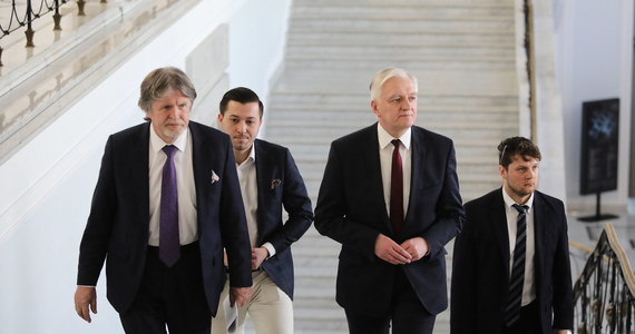Porozumienie stoi na stanowisku, że również ze względów organizacyjnych, wybory w terminie aktualnie ogłoszonym, nie są możliwe do przeprowadzenia w trybie korespondencyjnym - powiedział poseł Andrzej Sośnierz po spotkaniu posłów Porozumienia z prezydentem Andrzejem Dudą.
