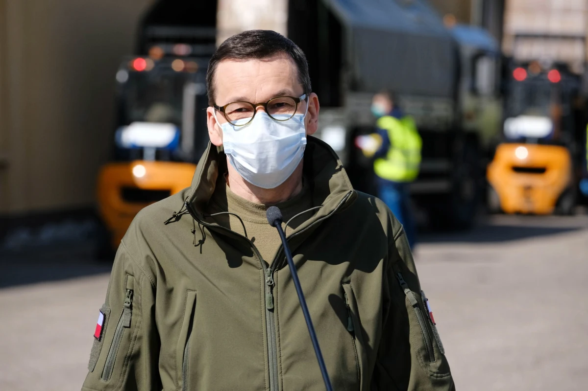 Uruchomienie kolejnych elementów pakietu antykryzysowego to tylko kwestia czasu, robimy wszystko, aby Polacy otrzymali niezbędną pomoc jak najszybciej; w środę poinformujemy o szczegółach - podkreślił premier Mateusz Morawiecki.