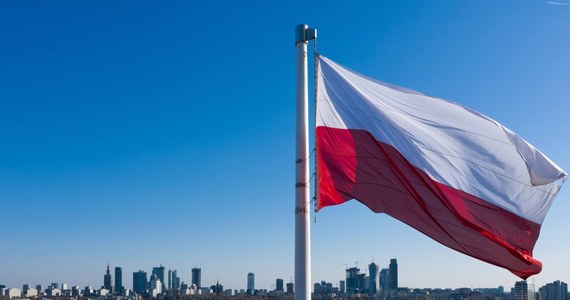 2 maja obchodzimy Dzień Flagi Rzeczypospolitej Polskiej. To święto wprowadzone na mocy ustawy z 20 lutego 2004 roku. Za kilka dni ulice przystrojone będą narodowymi barwami. Co one oznaczają? O czym pamiętać wywieszając polską flagę?