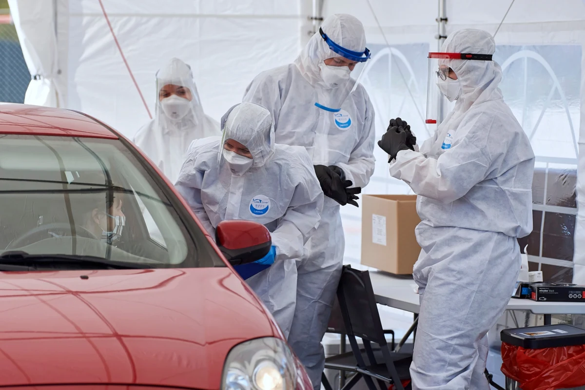 O kolejnych 316 nowych przypadkach zakażenia koronawirusem poinformowało we wtorek Ministerstwo Zdrowia. Zmarło również kolejne 34 osoby. Łączny bilans koronawirusa w Polsce wynosi obecnie 12 218 zakażonych, 596 zmarłych. 2655 osób wyzdrowiało.