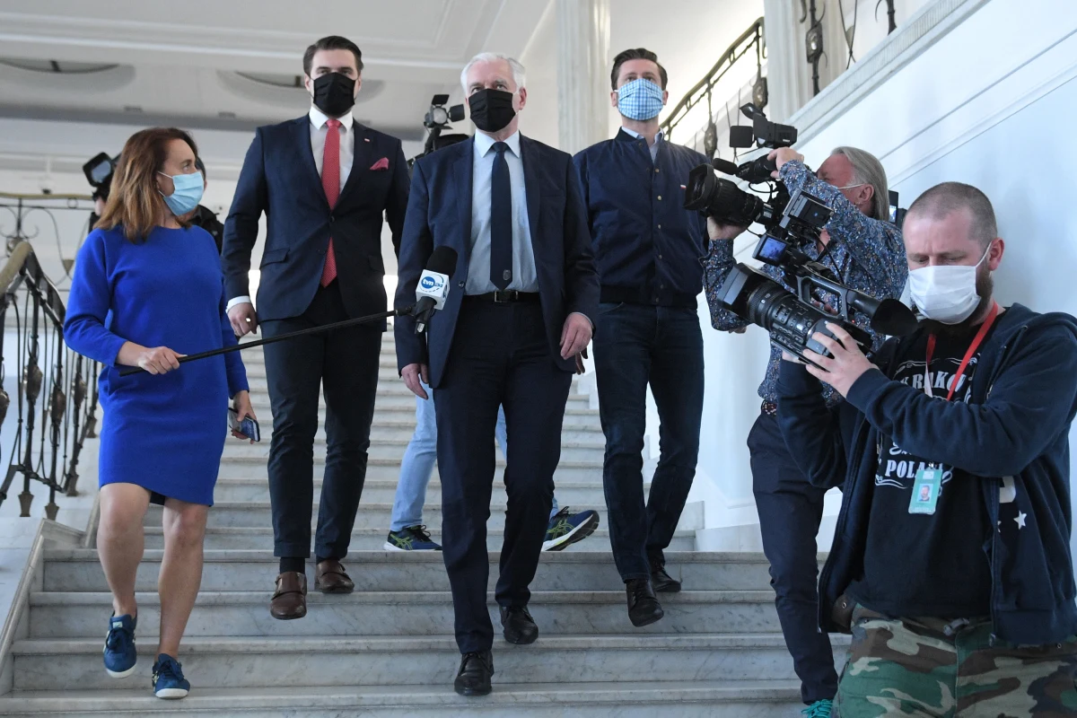 Na kilka dni przed decydującym sejmowym starciem ws. ustawy o głosowaniu wyłącznie korespondencyjnym w najbliższych wyborach prezydenckich część posłów Porozumienia jest gotowa przejść do Prawa i Sprawiedliwości. A właśnie od ludzi Jarosława Gowina zależy, czy PiS zdoła przeforsować majowe wybory kopertowe, którym jednogłośnie sprzeciwia się opozycja. Według nieoficjalnych ustaleń dziennikarza RMF FM Patryka Michalskiego, do przeciągania posłów Porozumienia na stronę PiS oddelegowany został polityk… Porozumienia: Zbigniew Gryglas. "Newsweek" donosi zaś: "Nieoficjalnie mówi się, że przygotowano cały pakiet posad dla bliskich i pociotków polityków Porozumienia".