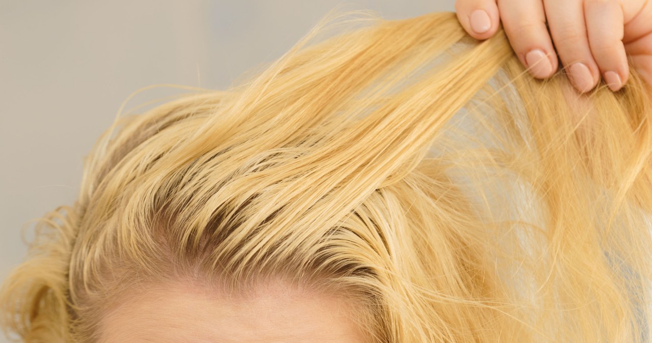 Twoje włosy gwałtownie się przetłuszczają? Być może popełniasz ten błąd