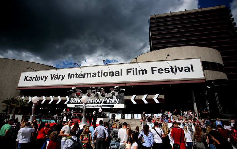 Organizatorzy festiwalu filmowego w Karlovych Varach ogłosili program imprezy, która odbędzie się od 3 do 11 lipca tego roku. W ramach wydarzenia nazwanego „KVIFF at Your Cinema” (Festiwal w twoim kinie) pokażą szesnaście filmów w 96 kinach mieszczących się w blisko 80 czeskich miastach. Zastąpi to planowany właśnie na dni od 3 do 11 lipca festiwal, który z powodu pandemii COVID-19 nie może się odbyć w tradycyjnej formie. Kolejna standardowa edycja odbędzie się w 2021 roku.