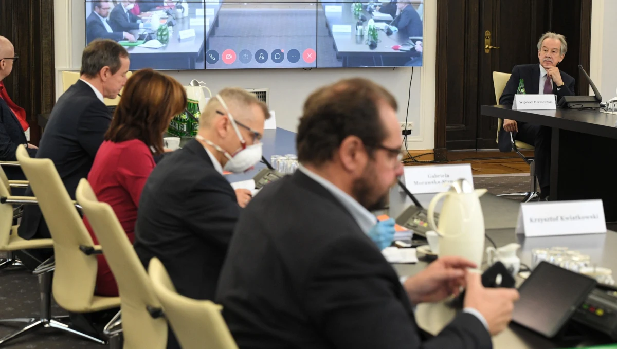 Trzy połączone komisje senackie nie zajęły we wtorek stanowiska w sprawie ustawy o wyborach korespondencyjnych, przekładając tę decyzję na 4 maja. Komisje wysłuchały jedynie opinii instytucji i ekspertów. Zdaniem szefa PKW na podstawie tej ustawy 10 maja nie uda się przeprowadzić wyborów.