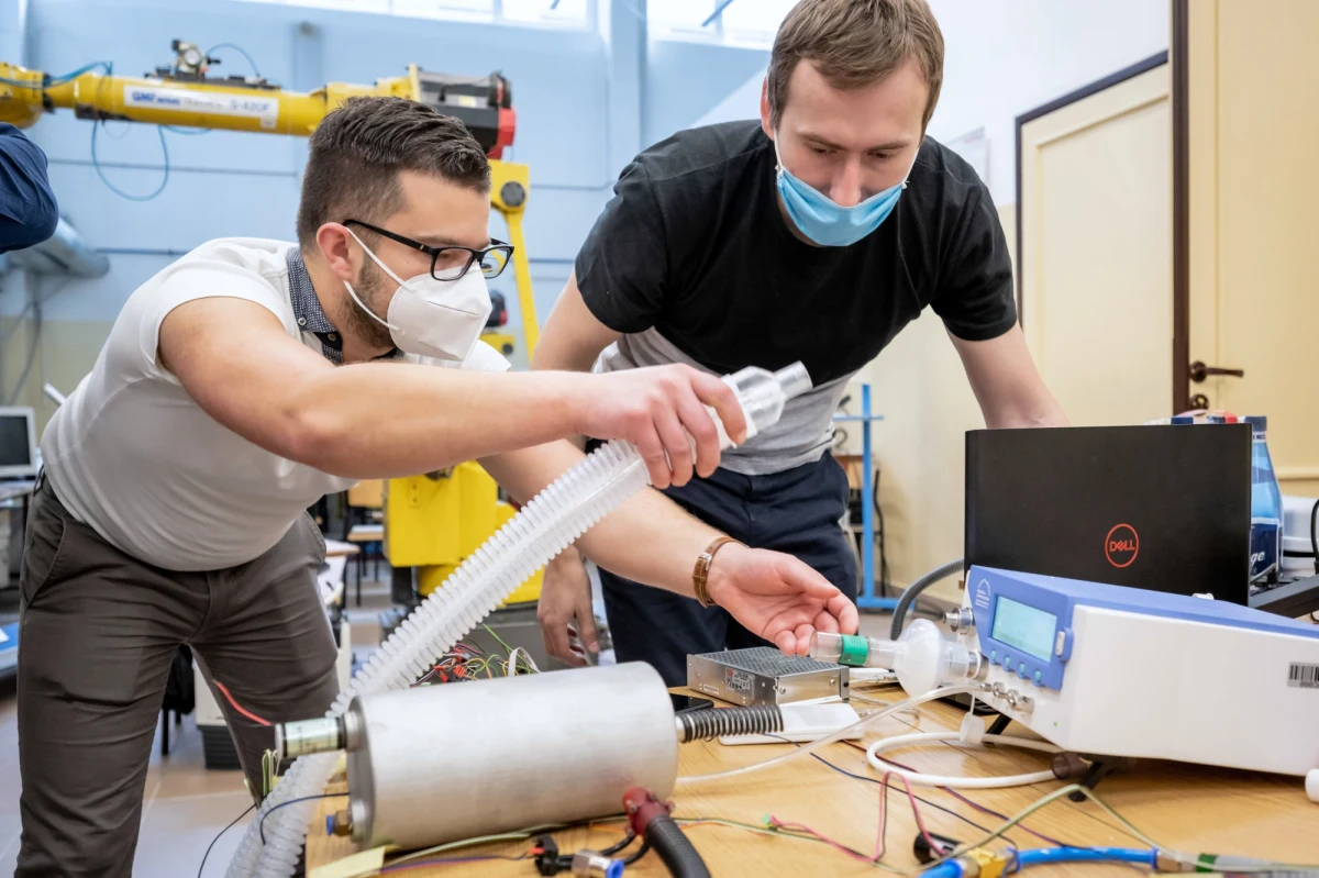 Naukowcy Wydziału Inżynierii Materiałowej UTP i pracownicy bydgoskich firm Climat i Medseven opracowują prototyp prostego respiratora do wspomagania pacjentów z niewydolnością oddechową. Projektem budowy tego respiratora zainteresowało się ministerstwo nauki, które udzieliło finansowego wsparcia. 