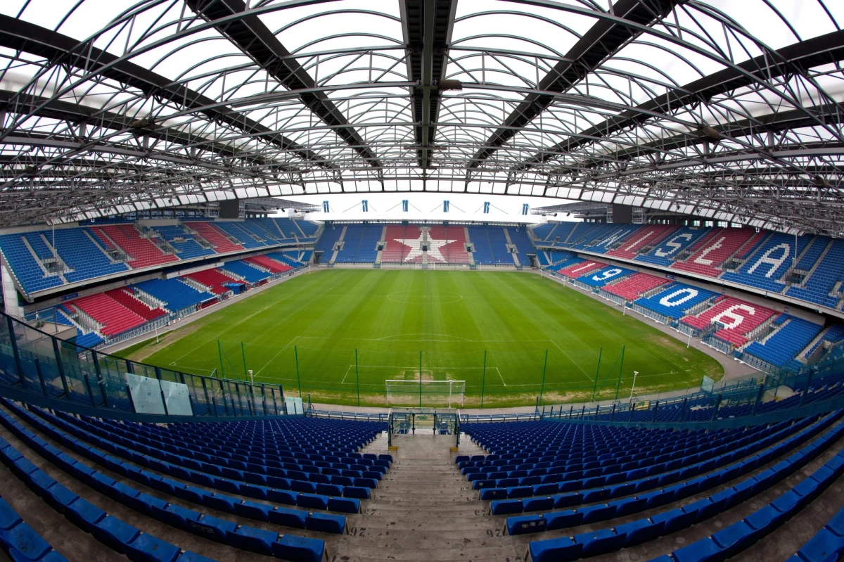 Ekstraklasa przygotowuje się do wznowienia rozgrywek. Wstrzymanie ligi jednak mocno odbije się na rynku transferowym, uważa manager piłkarski Rafał Kędzior z agencji Fair Sport International. O tym jak może wyglądać rynek transferowy po zakończeniu sezonu, a także jak wyglądają negocjacje dotyczące obniżenia pensji graczy w czasie pandemii z Rafałem Kędziorem rozmawiał Wojciech Marczyk z redakcji sportowej RMF FM. 