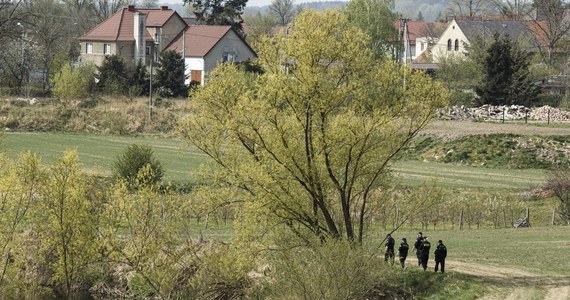 Od ponad doby służby szukają 3,5-letniego Kacpra, który zaginął w Nowogrodźcu na Dolnym Śląsku. Zakończyła się akcja służb na rzece Kwisa, ale nie oznacza to całkowitego przerwania działań. 