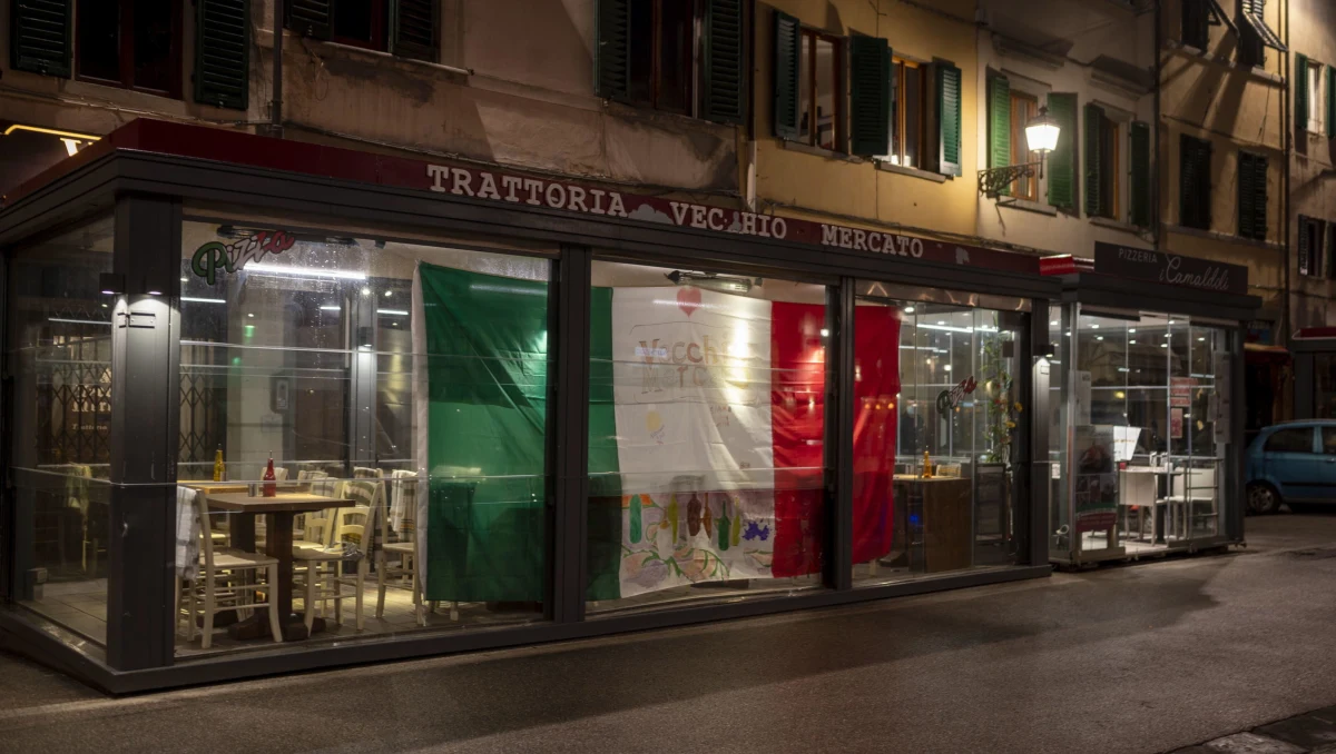 Całkowite otwarcie Włoch doprowadziłoby do tego, że na oddziałach intensywnej terapii znalazłoby się ponad 150 tysięcy osób ciężko chorych na Covid-19. Takie ostrzeżenie zostało zawarte w ogłoszonym we wtorek raporcie komitetu naukowego doradzającego rządowi.