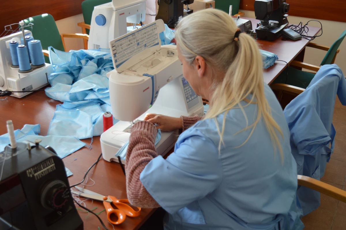 Ponad 1800 maseczek uszły osadzone w Zakładzie Karnym w Krakowie - Nowej Hucie. Placówka włączyła się w ogólnopolską inicjatywę Polskie Krawcowe w Akcji. Jej założeniem jest wsparcie szpitali w tak potrzebne środki ochrony osobistej.