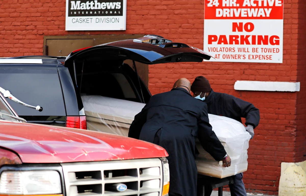 Po dwóch dniach spadków, w USA w ciągu ostatnich 24-godzin odnotowano wzrost dobowej liczby zgonów na Covid-19 do 2207. Na skutek epidemii zmarło już więcej Amerykanów niż zginęło ich podczas wojny w Wietnamie - wynika z najnowszych danych Uniwersytetu Johnsa Hopkinsa.
