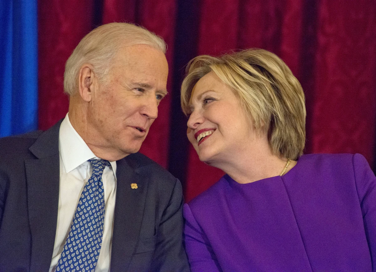 Hillary Clinton oficjalnie poparła kandydaturę Joe Bidena na prezydenta USA. "W tych czasach nasz kraj potrzebuje takiego przywódcy i prezydenta jak Biden" - ogłosiła Clinton podczas publicznej rozmowy online z Bidenem. Po drugiej stronie barykady stanie w listopadowych wyborach prezydenckich obecny gospodarz Białego Domu Donald Trump.