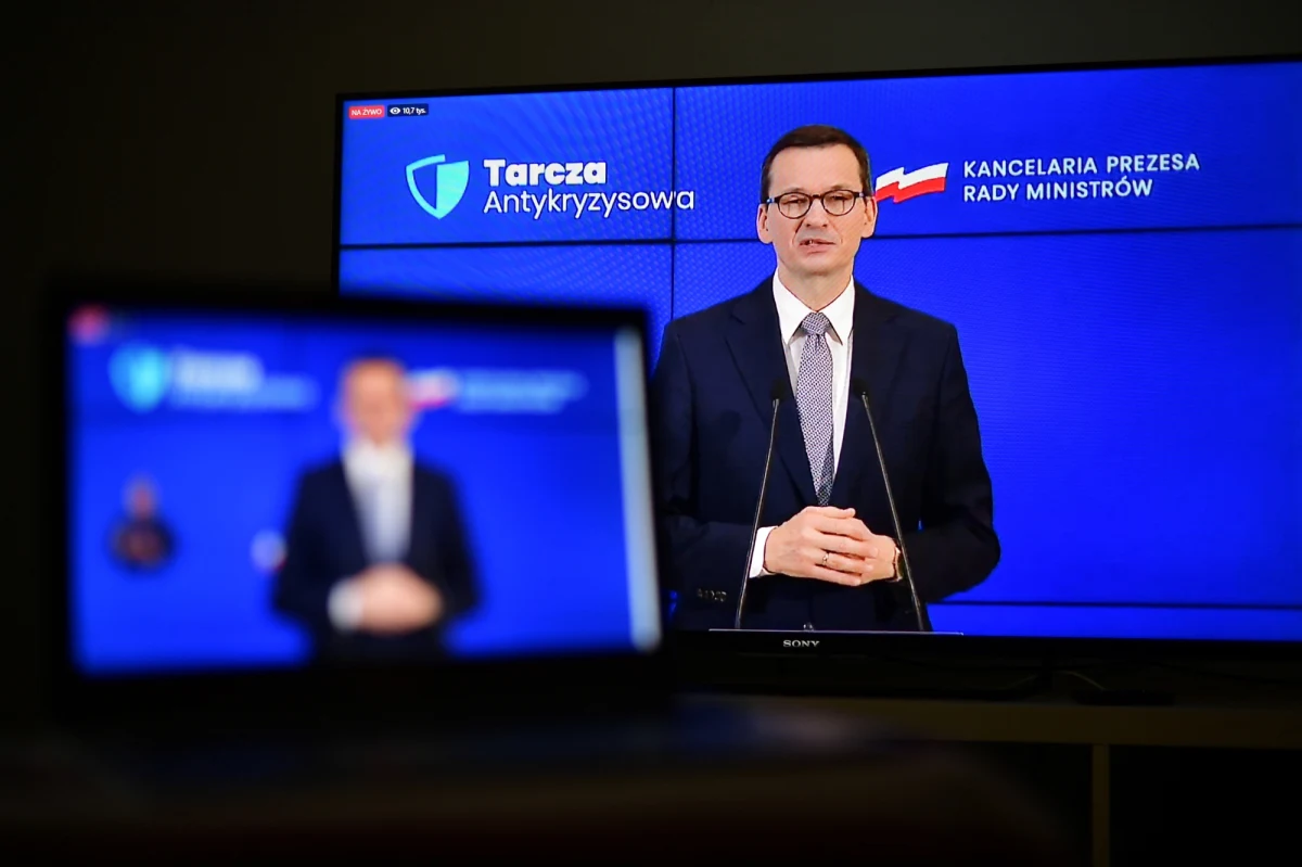 "Od 6 maja chcemy dopuścić możliwość otwarcia żłobków i przedszkoli. (...) Od 4 maja otwieramy hotele i miejsca noclegowe (...). 4 maja będą również mogły być otwarte galerie handlowe" - ogłosił premier Mateusz Morawiecki, przedstawiając na konferencji prasowej szczegóły II etapu luzowania obostrzeń, wprowadzonych w ramach walki z epidemią koronawirusa. Szef rządu zapowiedział także uruchomienie od 4 maja zabiegów rehabilitacyjnych i otwarcie niektórych instytucji kultury jak muzea czy biblioteki.