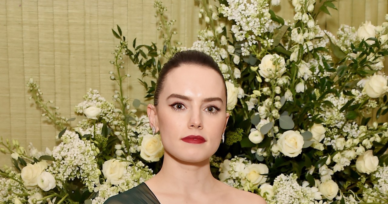 ​Daisy Ridley, aktorka, której sławę przyniosła rola Rey w trzech ostatnich częściach sagi "Gwiezdne wojny", wystąpi wkrótce w thrillerze "The Ice Beneath Her". Jak poinformował portal "Deadline", film wyreżyseruje trio filmowców tworzących grupę Radio Silence, czyli Matt Bettinelli-Olpin, Tyler Gillett oraz Chad Villella.