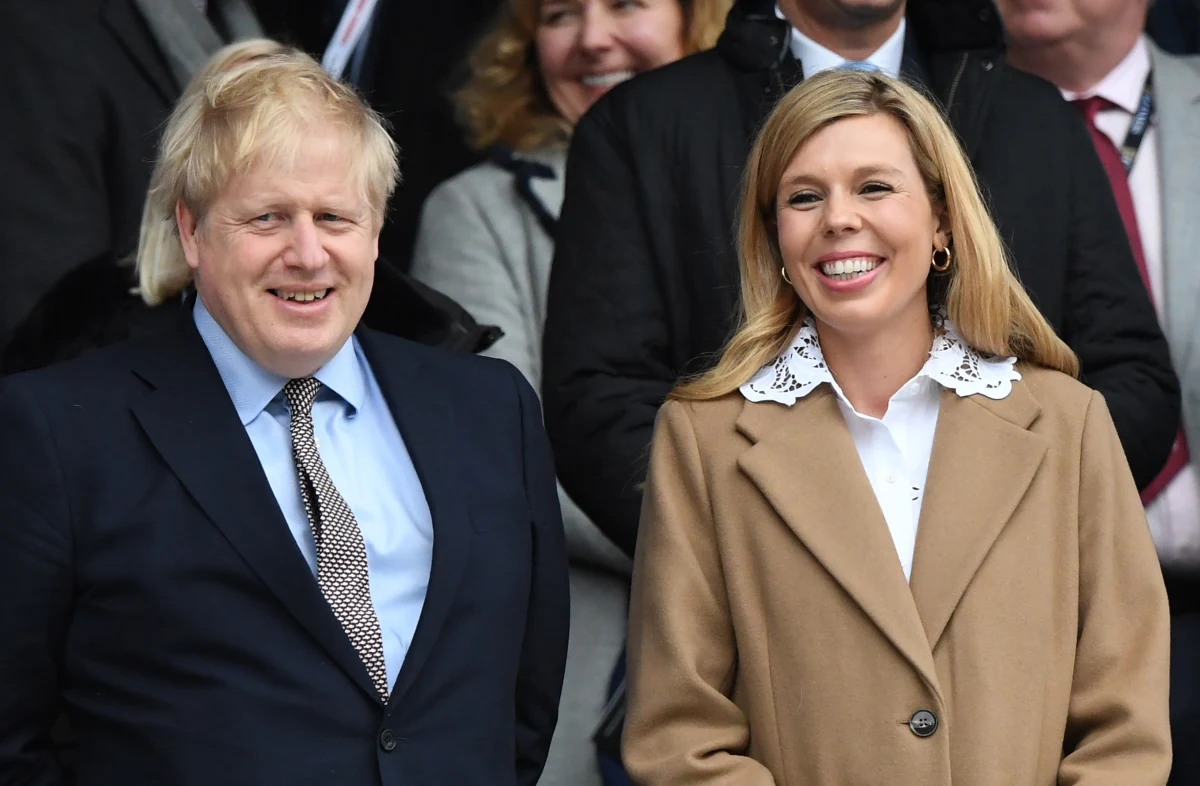 Brytyjski premier Boris Johnson i jego narzeczona Carrie Symonds zostali rodzicami. Ich synek – jak zapewnił rzecznik pary - jest zdrowy. Według brytyjskich mediów dziecko jest wcześniakiem.  