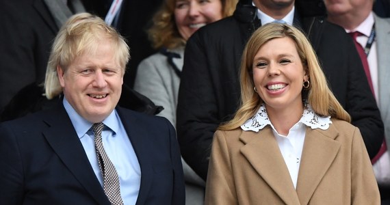 Brytyjski premier Boris Johnson i jego narzeczona Carrie Symonds zostali rodzicami. Ich synek – jak zapewnił rzecznik pary - jest zdrowy. Według brytyjskich mediów dziecko jest wcześniakiem.  