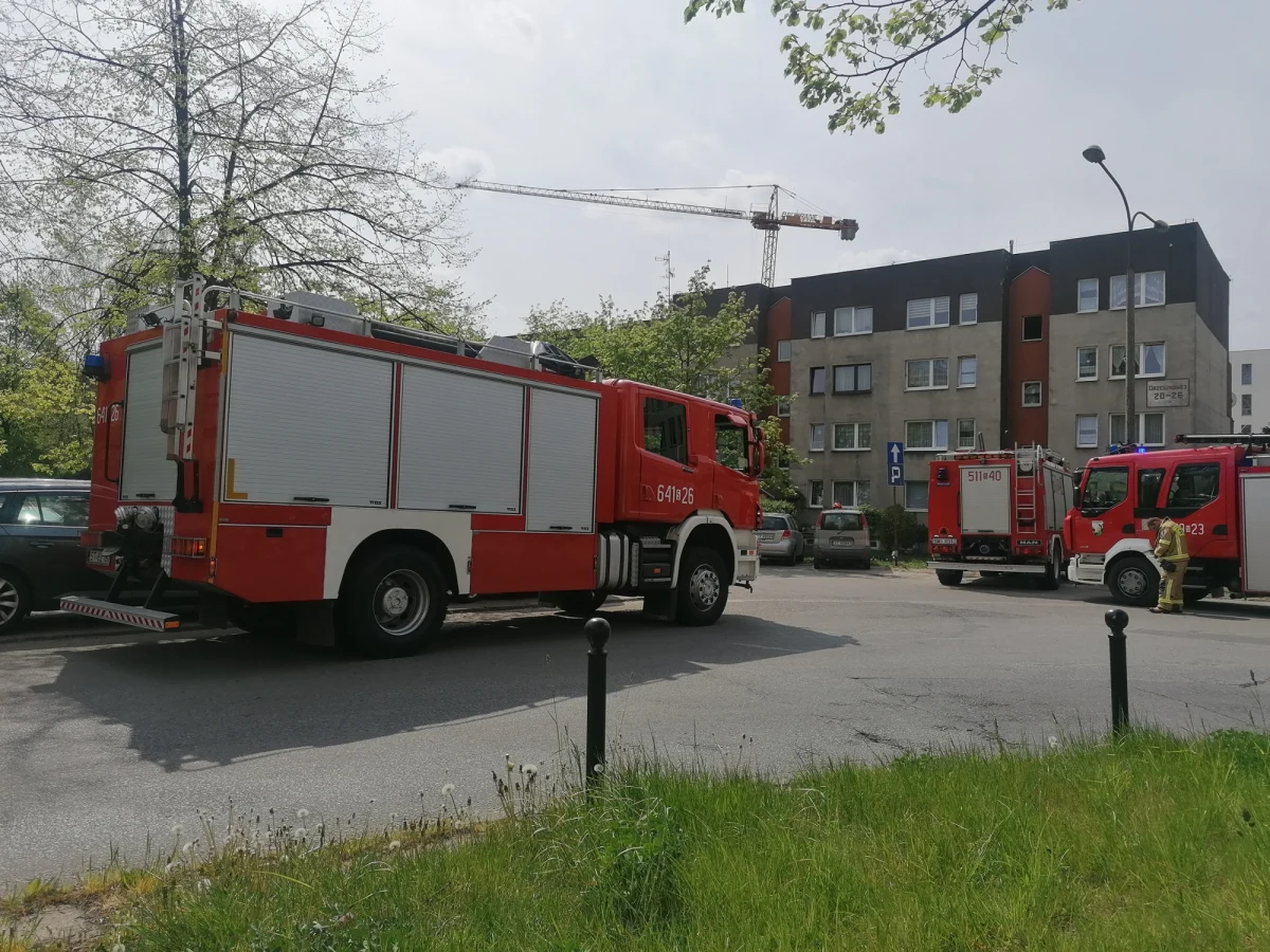 Na budowie osiedla mieszkaniowego w Tychach przechylił się jeden z dźwigów typu żuraw. Strażacy zabezpieczyli teren. Konieczna była ewakuacja znajdujących dwóch pobliskich bloków.