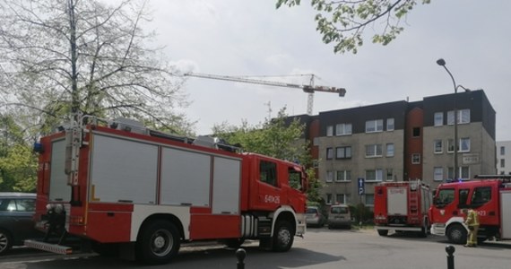 Na budowie osiedla mieszkaniowego w Tychach przechylił się jeden z dźwigów typu żuraw. Strażacy zabezpieczyli teren. Konieczna była ewakuacja znajdujących dwóch pobliskich bloków.