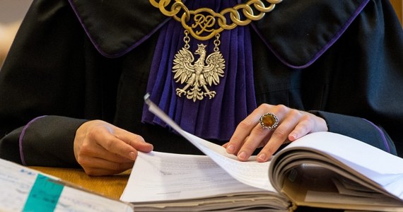 Komisja Europejska uruchomiła przeciwko Polsce procedurę o naruszenie unijnego prawa w związku z ustawą dyscyplinującą sędziów. Zdaniem unijnych komisarzy, uchwalone w grudniu przepisy podważają niezależność polskich sędziów i są sprzeczne z zasadą nadrzędności prawa UE. Polska może więc po raz kolejny zostać pozwana do Trybunału Sprawiedliwości UE za nieprzestrzeganie zasad praworządności.