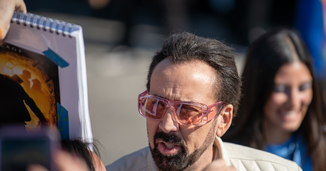 W filmie „Zostawić Las Vegas”, który przyniósł mu Oscara, Nicolas Cage wcielił się w zrujnowanego scenarzystę, który pojechał do Las Vegas, by tam zapić się na śmierć. Niedawno aktor zaliczył incydent, w którym pobrzmiewa echo tego filmu. Cage został wyrzucony z jednej z restauracji w stolicy hazardu, bo był pijany w sztok i się awanturował. Początkowo wzięto go za bezdomnego.