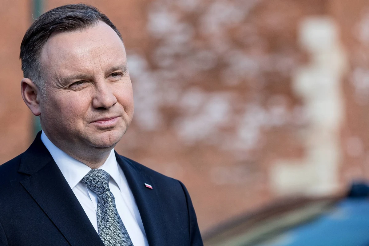 Podczas briefingu w Jazgarzewie (woj. mazowieckie), prezydent Andrzej Duda apelował, że woda retencjonowana (zbierana w zbiornikach) stanowi w Polsce zaledwie 6,5% wszystkich wód. "Musimy to zmienić" - dodał.