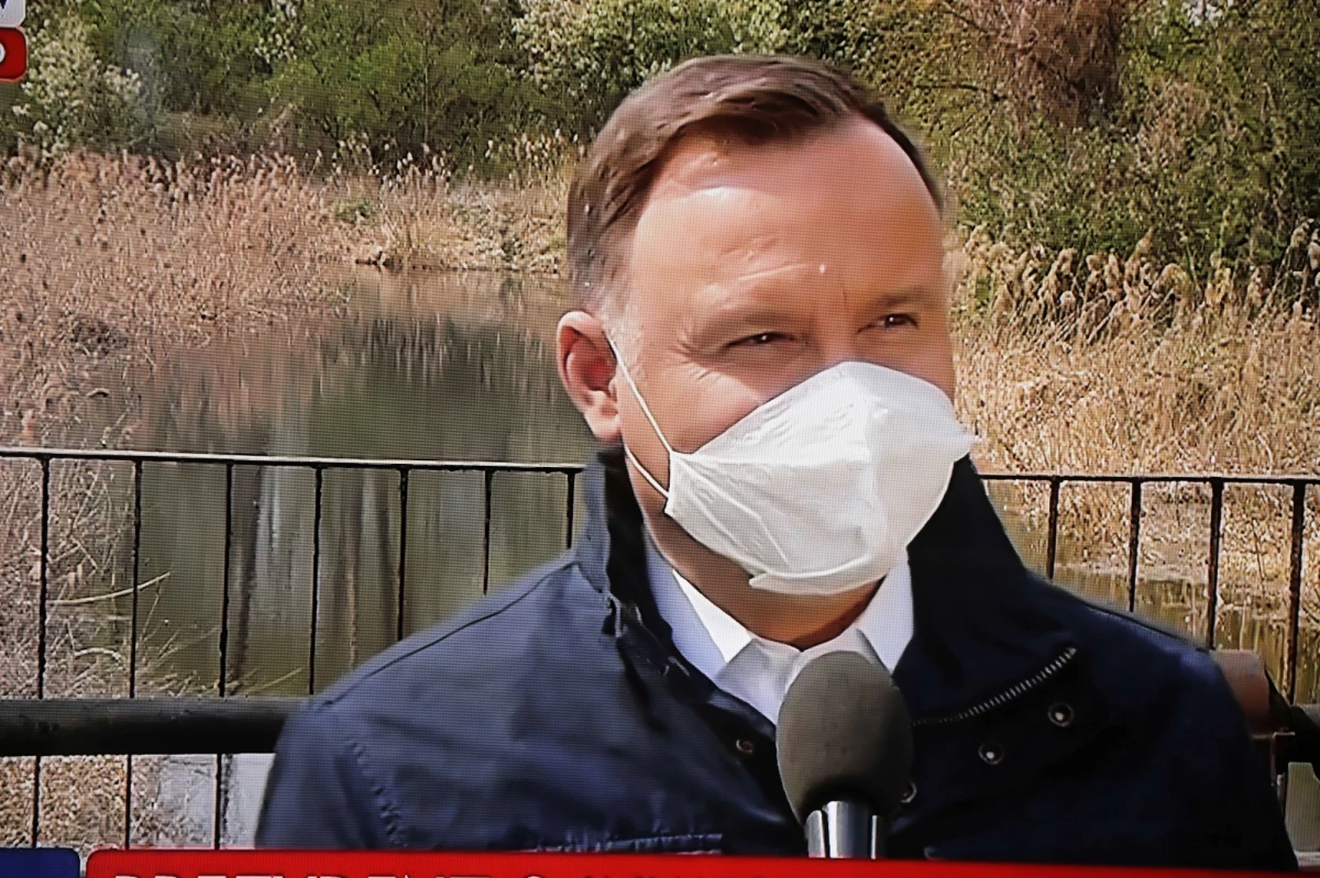 Gdyby wybory odbyły się w najbliższą niedzielę, dwa najlepsze wyniki uzyskaliby Andrzej Duda (49,7 proc.) i Władysław Kosiniak-Kamysz (14,1 proc.) i to oni zmierzyliby się potem w drugiej turze - wynika z sondażu IBRiS dla Onetu. Chęć uczestnictwa w wyborach zadeklarowało 43,1 proc. respondentów. 