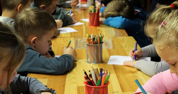 Ministerstwo rodziny pracuje nad przedłużeniem dodatkowego zasiłku opiekuńczego do 24 maja. Od 6 maja żłobki i przedszkola znów mogą zostać otwarte. Jednak decyzja będzie należeć do organu założycielskiego. Premier Morawiecki zapewnił, że osobom, które nie będą mogły "oddać swoich pociech do przedszkola czy żłobka" będzie przysługiwał zasiłek opiekuńczy. I to nad jego przedłużeniem pracuje Ministerstwa Rodziny, Pracy i Polityki Społecznej.