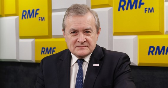 „Trochę mi brakuje Jarosława Gowina w rządzie, myśmy współpracowali, ale to jest jego decyzja” – mówił w Porannej rozmowie w RMF FM wicepremier i minister kultury Piotr Gliński. Pytany o to, czy obawia się, że szefa Porozumienia może wkrótce zabraknąć także w Zjednoczonej Prawicy, Gliński powiedział, że się tego nie boi. „Znam politycznie Jarosława Gowina od 6 lat, wcześniej mieliśmy kontakty jako osoby pracujące w nauce. Wiem, ze to jest polityk, którego interesuje dobro publiczne, Polska, a nie jakieś własne cele indywidualne i mam nadzieję, że odpowiedzialność w jego decyzjach zwycięży” – mówił.