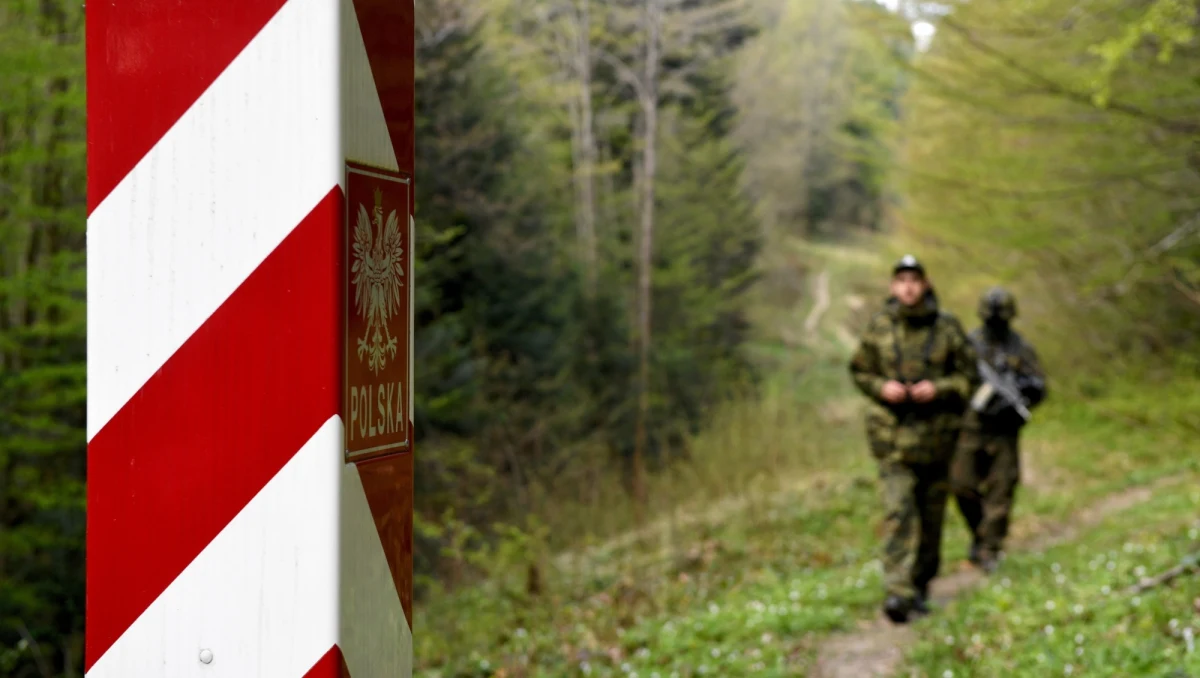 Szef Ministerstwa Spraw Wewnętrznych i Administracji Mariusz Kamiński podpisał nowelizację rozporządzenia dotyczącą kontroli na granicy wewnętrznej. Kontrola zostaje przedłużona do 13 maja br. - poinformował w środę wydział prasowy MSWiA.