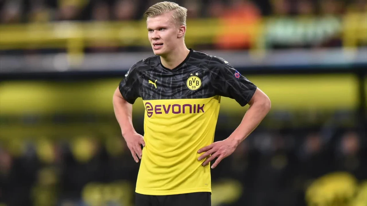 Erling Braut Haaland jest jednym z najbardziej utalentowanych napastników w świecie piłki nożnej. "Niesamowity nastolatek", jak o nim piszą media, już jest po trzech transferach w profesjonalnej piłce nożnej, a karierę rozpoczął w 2015 roku. Jako 15-latek zagrał w pierwszym składzie rodzimego Bryne.