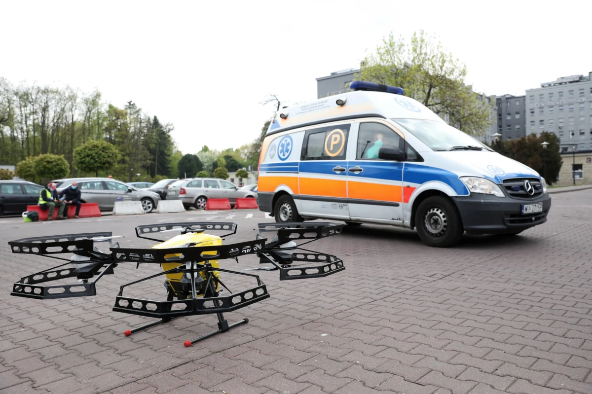 Nie żyje 20 kolejnych osób chorujących na Covid-19 w Polsce. Jest też 300 nowych przypadków zarażenia koronawirusem - poinformowało rano Ministerstwo Zdrowia. Tym samy liczba dotychczas zarażonych w całym kraju wzrosłą do 12 877 osób. 644 z nich zmarło.