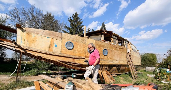 75-letni Andrzej Jungst z wielkopolskich Gorzyc Wielkich kończy budowę łodzi, na której chce spędzić resztę swojego życia. "Cała łódź powstaje z odpadów rozebranego domu po moim przyjacielu, nie ma w niej ani jednej nowej deski" – mówi Andrzej Jungst.