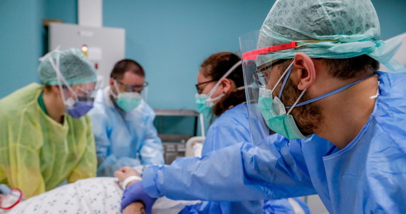 ​Kolejne szpitale na Mazowszu alarmują, że może zabraknąć w nich lekarzy gotowych do pracy. Placówki apelują do medyków o pomoc w walce z epidemią.