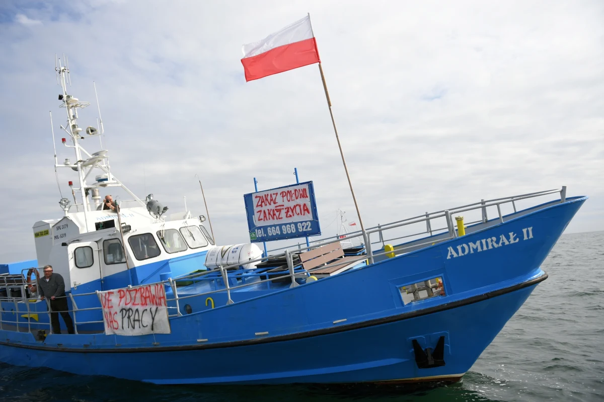 Trwa protest armatorów wędkarstwa rekreacyjnego. Kilkadziesiąt jednostek pływa wzdłuż torów podejściowych do portów Gdyni i Gdańska i przecinać je. Z rządem spierają się o rekompensaty za zakaz połowu dorsza.