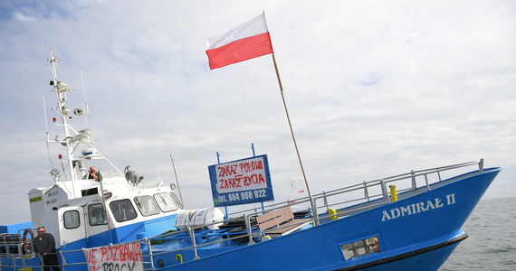 Trwa protest armatorów wędkarstwa rekreacyjnego. Kilkadziesiąt jednostek pływa wzdłuż torów podejściowych do portów Gdyni i Gdańska i przecinać je. Z rządem spierają się o rekompensaty za zakaz połowu dorsza.