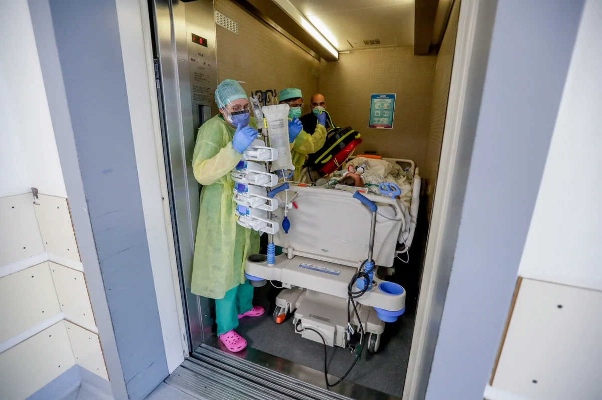 Chińscy badacze ustalili, że koronawirus może wciąż ukrywać się głęboko w płucach pacjentów uznanych za wyleczonych i wypisywanych ze szpitali. Nie jest wtedy możliwy do wykrycia zwykłymi metodami – napisał dziennik „South China Morning Post”.