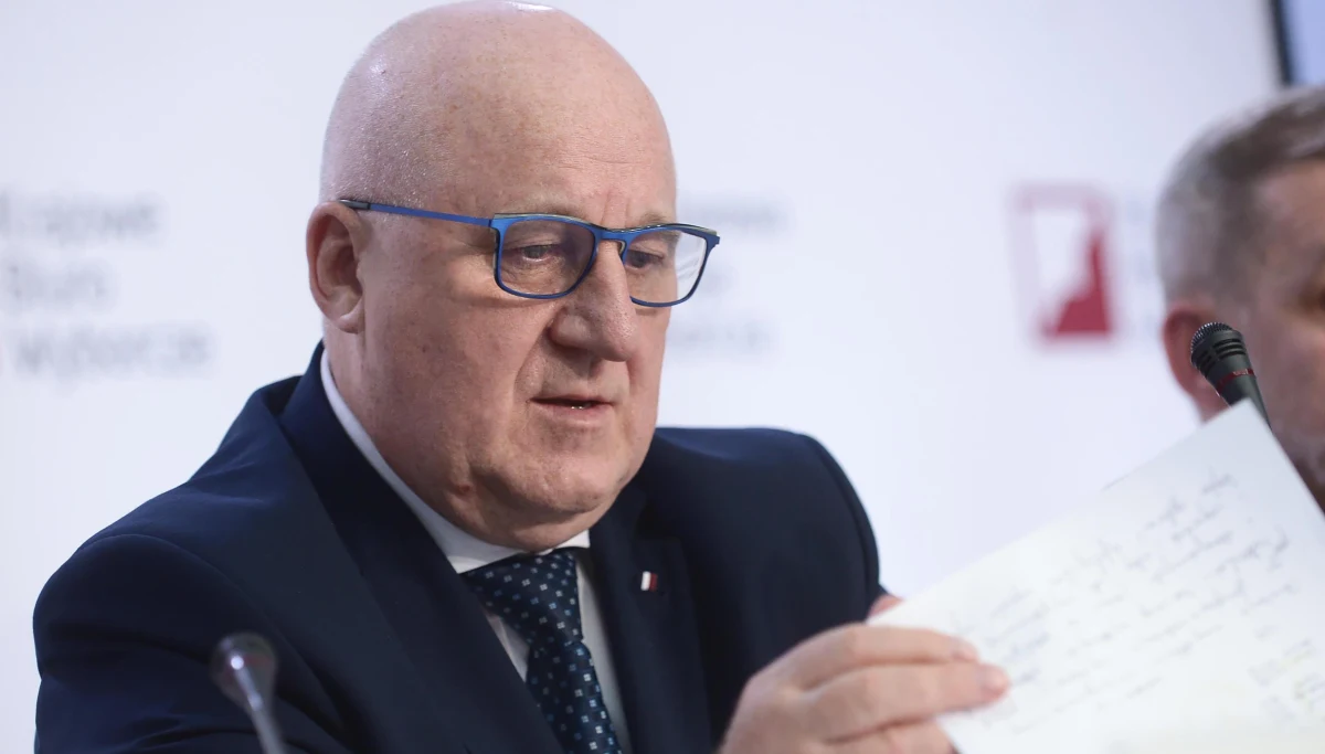 W obecnym stanie prawnym nie da się w pełnym zakresie przeprowadzić wolnych wyborów - mówi szef Państwowej Komisji Wyborczej Sylwester Marciniak w rozmowie z PAP. Trzeba mieć na uwadze zdrowie i życie wyborców, jak i członków organów wyborczych. Należy wprowadzać specjalne metody głosowania, a głosowanie korespondencyjne jest najprostsze do wprowadzenia; Byłoby najlepsze, aby Polacy mogli zdecydować, czy chcą głosować osobiście, czy też korespondencyjnie - podkreśla. 