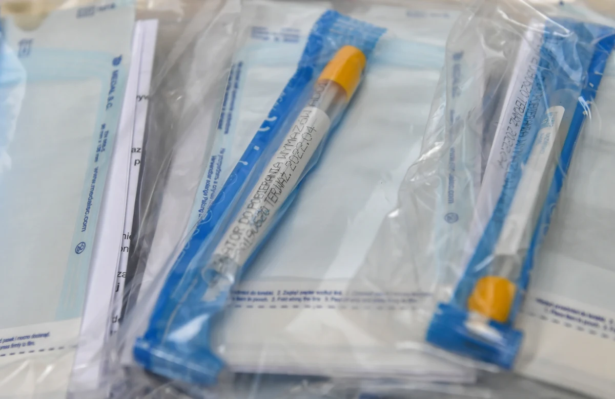 63 wyniki testów na obecność koronawirusa, wykonanych blisko dwa tygodnie temu przez laboratorium w Zabrzu, były fałszywie dodatnie - potwierdził w czwartek śląski sanepid, który skorygował statystykę przypadków SARS-CoV-2. Obecnie - po weryfikacji - jest ich w regionie 2197.