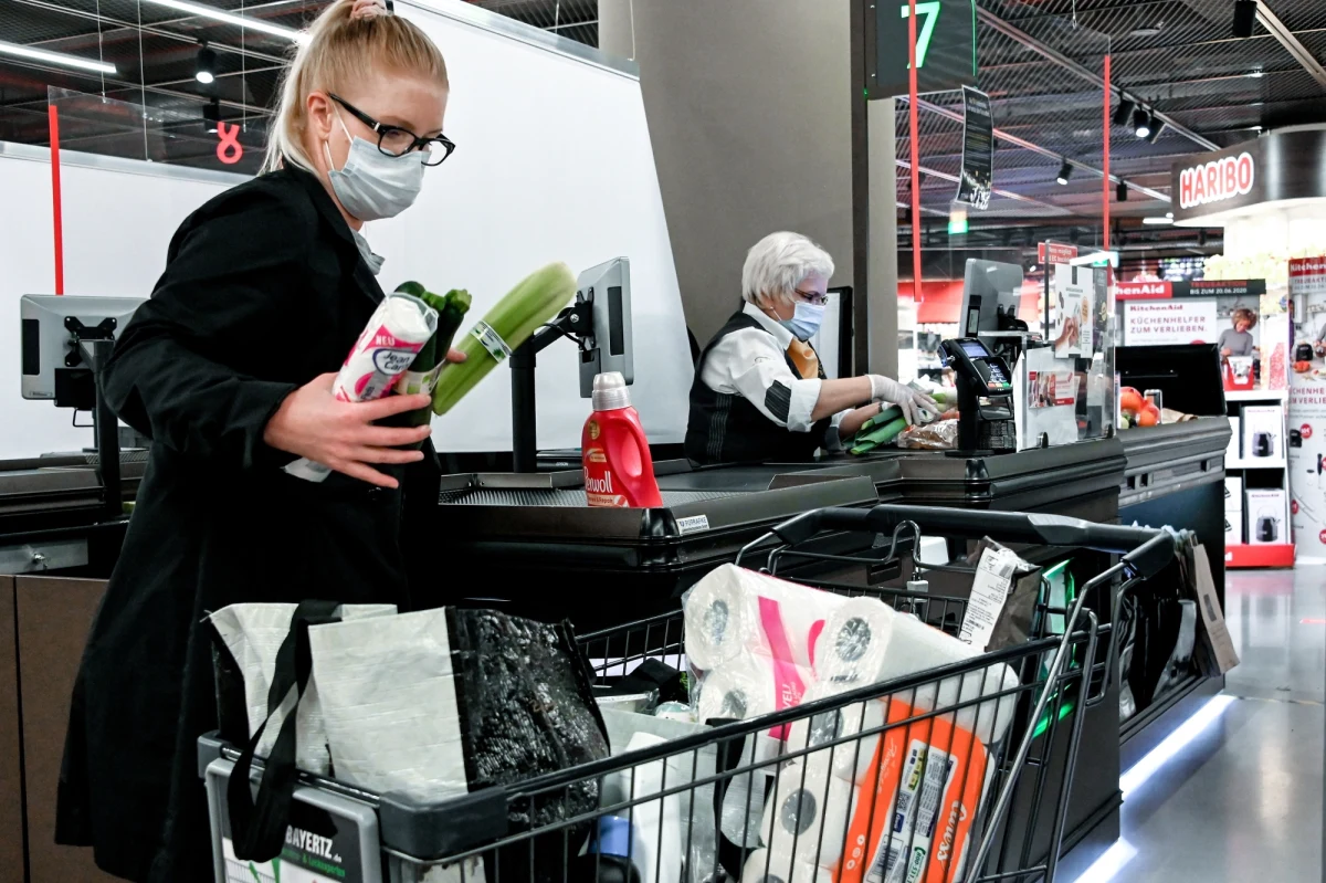 W piątek 1 maja sklepy będą zamknięte. Otwarte mogą być tylko te placówki, w których za ladą staną ich właściciele. W sobotę - 2 maja sklepy będą otwarte, bez obowiązku godzin dla seniorów.