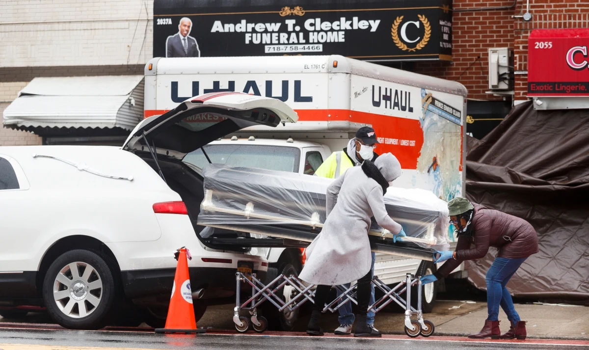 Na Brooklynie w Nowym Jorku w USA znaleziono dziesiątki ciał, ukryte w ciężarówkach. Służby podjęły interwencję po tym, jak przechodnie zaczęli skarżyć się na nieprzyjemny zapach w okolicy.