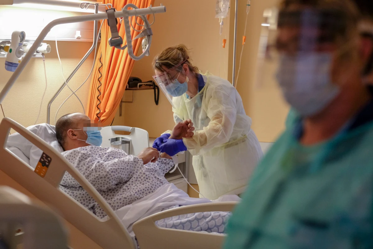 Zachęcająco wypadły wstępne wyniki prowadzonych w USA i innych krajach świata badań klinicznych nad lekiem antywirusowym remdesivir w leczeniu chorych z COVID-19. Może on wkrótce stać się standardem w leczeniu tego schorzenia. Lek ten testowany jest też w Polsce.