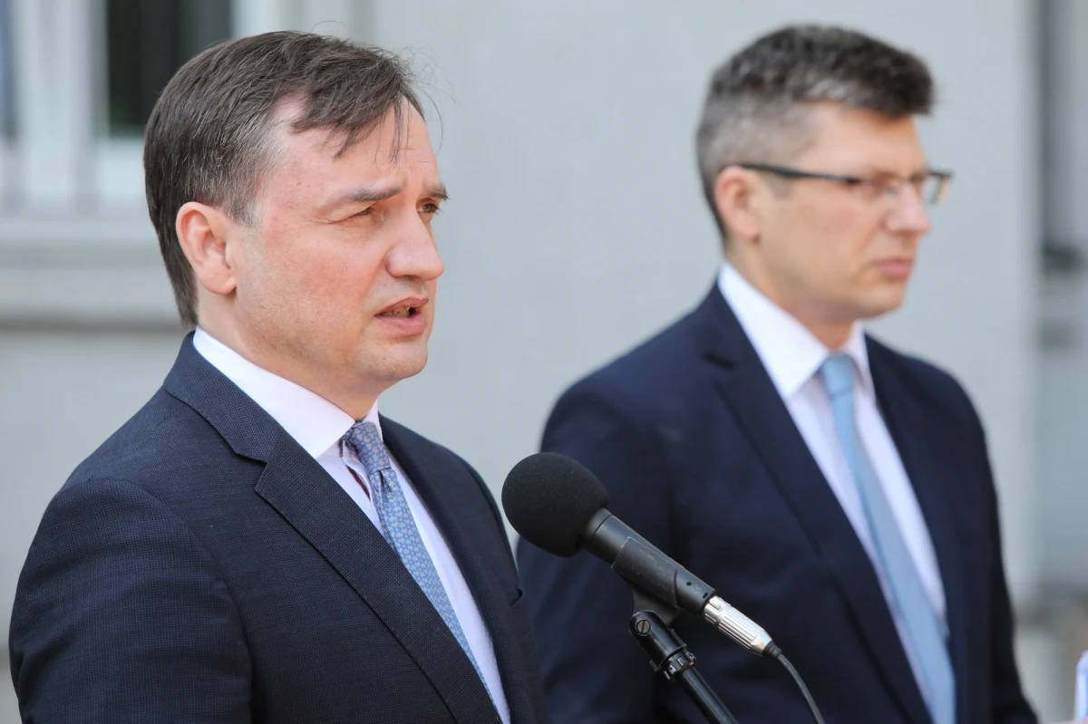 Wszczęcie procedury naruszeniowej wobec Polski przez Komisję Europejską jest wyrazem nadużycia prawa, niekompetencji i rozpolitykowania KE – oświadczył  minister sprawiedliwości Zbigniew Ziobro. Zdaniem KE, uchwalone w grudniu przepisy podważają niezależność polskich sędziów i są sprzeczne z zasadą nadrzędności prawa UE. Polska dostała dwa miesiące na odpowiedź.