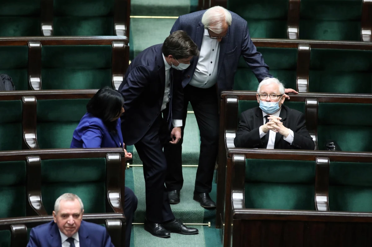 Sejm uchwalił w czwartek nowelizację tarczy antykryzysowej, która zakłada m.in. dokapitalizowanie Agencji Rozwoju Przemysłu, wsparcie sektora drzewnego oraz zwiększenie ochrony pożyczkobiorców. Chodzi o przygotowaną przez rząd ustawę o zmianie niektórych ustaw w zakresie działań osłonowych w związku z rozprzestrzenianiem się wirusa SARS-CoV-2. Teraz ustawa trafi pod obrady Senatu.