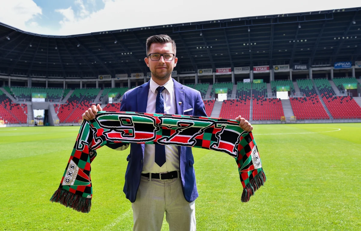 Najpóźniej 6 czerwca mają wrócić do gry piłkarze Fortuna 1 ligi. Wyznaczone przez każdy z klubów 50 osób przebywa obecnie w izolacji, by uniknąć zarażenia koronawirsuem. W grupie, która jest pod specjalnym nadzorem i musi m.in. 2 razy dziennie mierzyć temperaturę, znalazł się też prezes GKS-u Tychy Leszek Bartnicki. Jak sam mówi:"Jestem z tych prezesów, który w szatni jest dość często... Staram się być blisko drużyny. A o tym jak od poniedziałku będą wyglądały treningi zawodników, bez wykorzystania szatni, a także ile tyszanie stracą z powodu pustych trybun z prezesem GKS-u Tychy Leszkiem Bartnickim rozmawiał Wojciech Marczyk z redakcji sportowej RMF FM. 