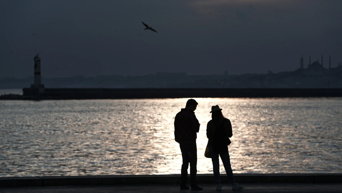 Karę w wysokości 400 euro otrzymał 18-latek z okolic Ankony w środkowych Włoszech, który o cztery dni przyspieszył dozwolone przez rząd od 4 maja odwiedziny u narzeczonej - podały włoskie media. Policjanci surowo wyegzekwowali przepisy w sprawie epidemii.