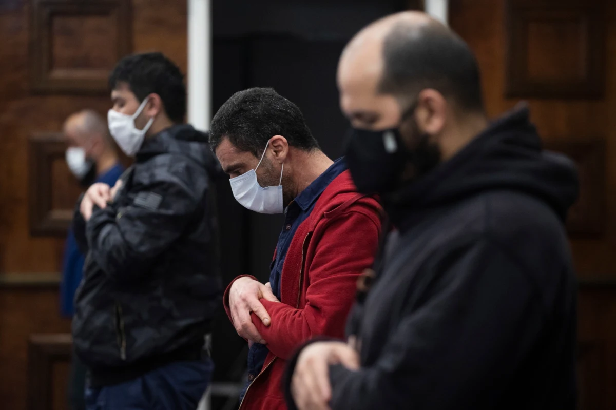 W ciągu 24 godzin liczba ofiar śmiertelnych koronawirusa w Stanach Zjednoczonych wzrosła o 2053. Oznacza to, że od początku pandemii zmarło w tym kraju 62 906 chorych na COVID-19 - wynika z najnowszych danych Uniwersytetu Johnsa Hopkinsa w Baltimore.