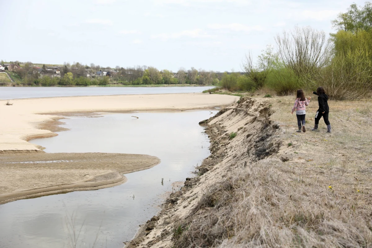 Podczas suszy z lotu ptaka jeszcze lepiej widać na polach pozostałości po dawnych budowlach, a z rzek wyłaniają się m.in. wraki. Bardzo suchy okres jest zatem szansą na nowe odkrycia. Jednak woda ma właściwości konserwujące. Bez niej drewniane zabytki szybko ulegną zniszczeniu - alarmują archeolodzy.